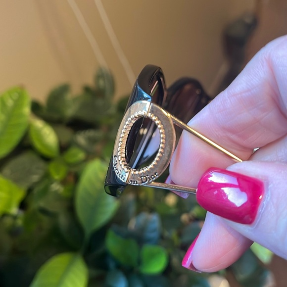 Dior. Elegant Black and Gold Sunglasses - Picture 4 of 6